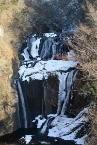上の観瀑台から見た袋田の滝