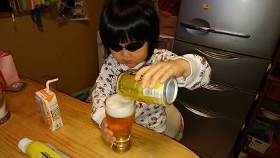 祝杯をあげるためビールを注いでくれるゆっきー4歳
