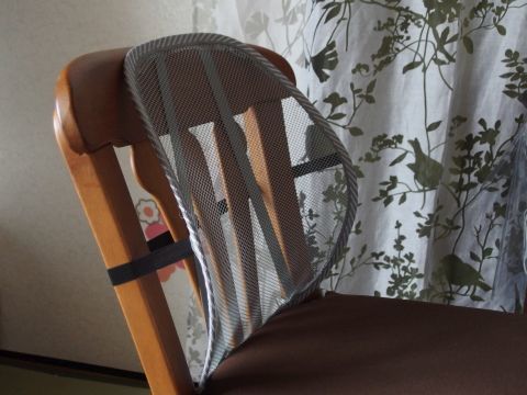 100円ショップの便利グッズ「バックレスト」を椅子に取り付けました。