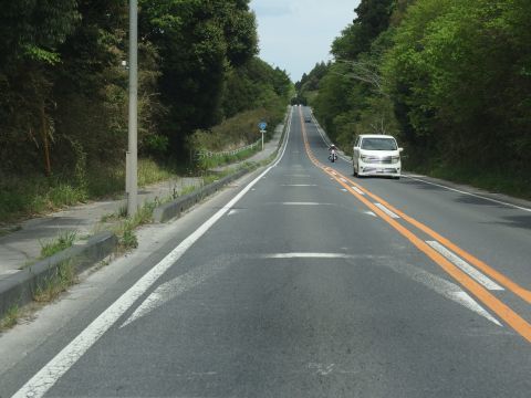 北海道上富良野町の『ジェットコースターの路』のようなアップダウンのある道路があって爽快なドライブが楽しめます。