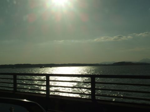 霞ヶ浦の景色を楽しみつつ帰ります。でも、夕日がきれいだけどイヤな予感が・・・。