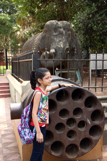 160514_Elephant-Sculpture_Girl.jpg