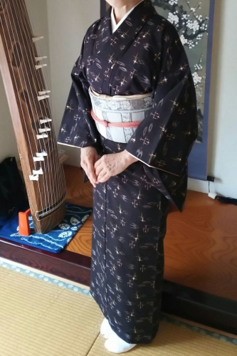 久米島紬 着物 ラベル付き 絣模様 素朴で穏やかな美 焦茶色 A709-1 M 