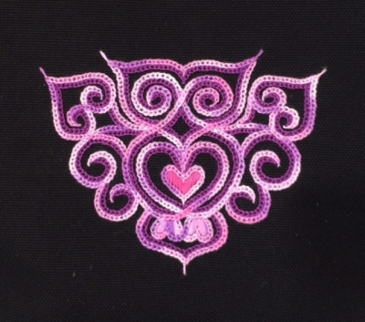 紫刺繍アップ