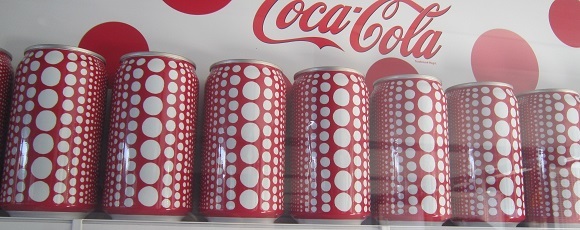 松本市美術館に設置された自動販売機の水玉のコーラ