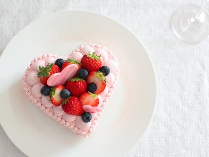 バレンタインやホワイトデー　バースデーケーキにも　ハートのデコレーションケーキ　レシピ