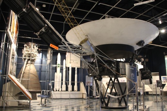 人工衛星の模型やロケットの展示