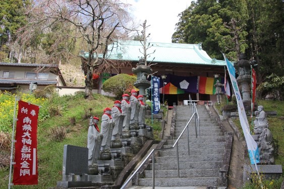 諏訪神社に隣接する光明寺本堂